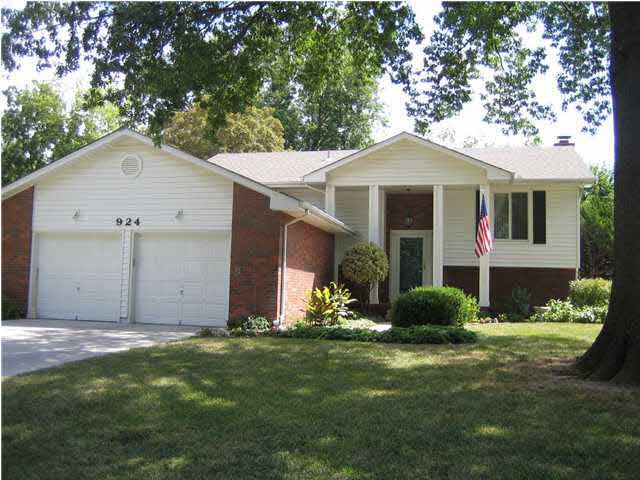 924 N Brook Forest Rd, Derby, KS 67037