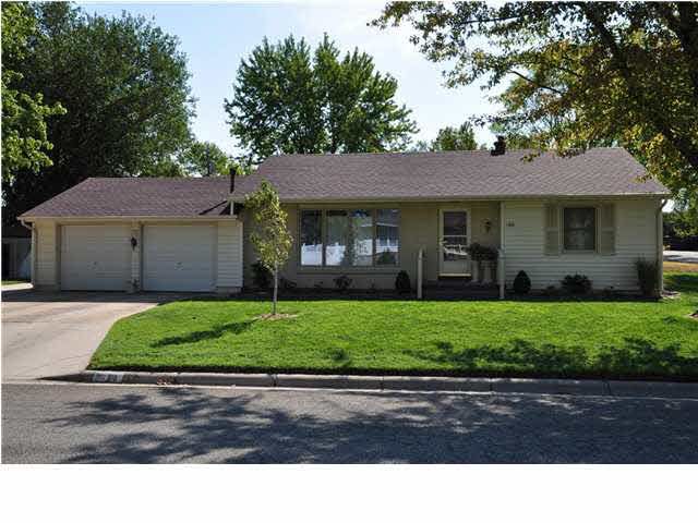 100 Hemlock Ln, Newton, KS 67114