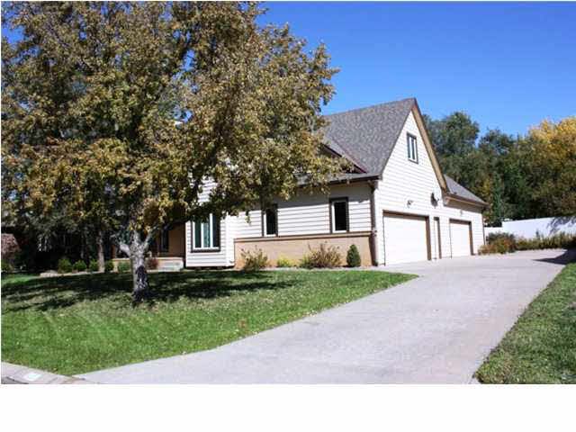 108 N Valley Stream Dr, Derby, KS 67037