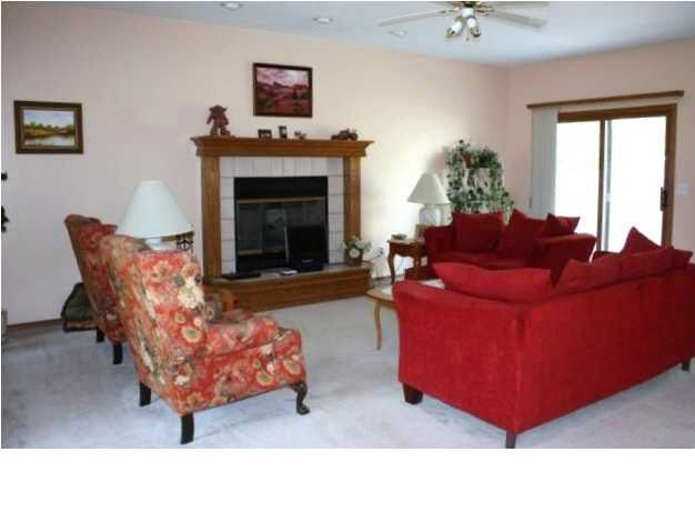 108 N Valley Stream Dr, Derby, KS 67037