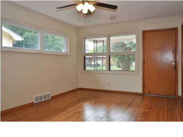 260 N Sunnyside St, Haysville, KS 67060