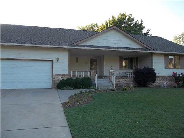 709 Mockingbird Ln, Derby, KS 67037