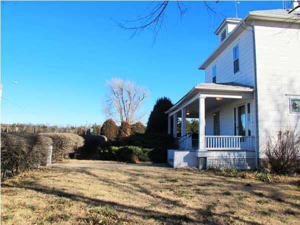 1023 E 1st, Newton, KS 67114