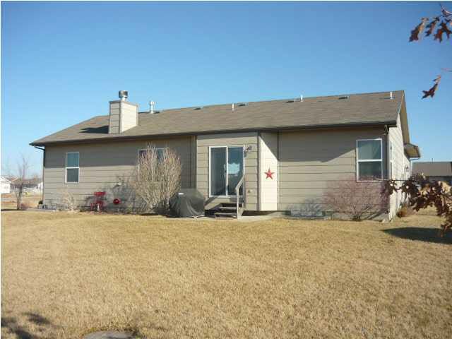 705 Clover Ln, Hesston, KS 67062