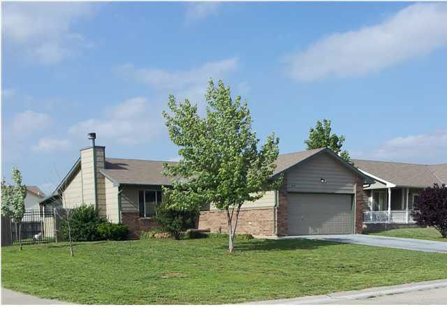 408 E Country Walk Lane Ct, Mulvane, KS 67110