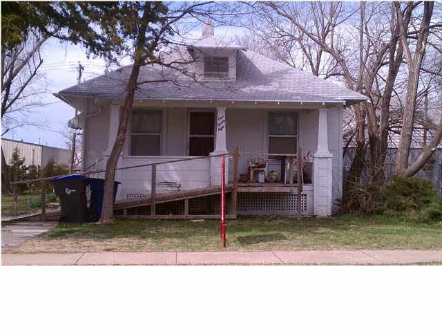 128 E 2nd St, Newton, KS 67114