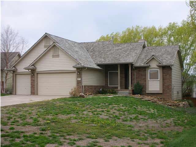 1413 Hiddenridge Cir, Derby, KS 67037