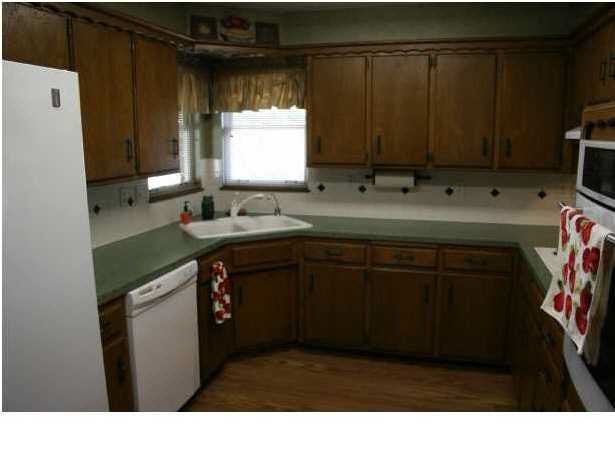 718 N Surrey Ln, Maize, KS 67101