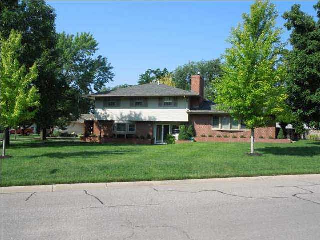 401 Rolling Hills Dr, Newton, KS 67114