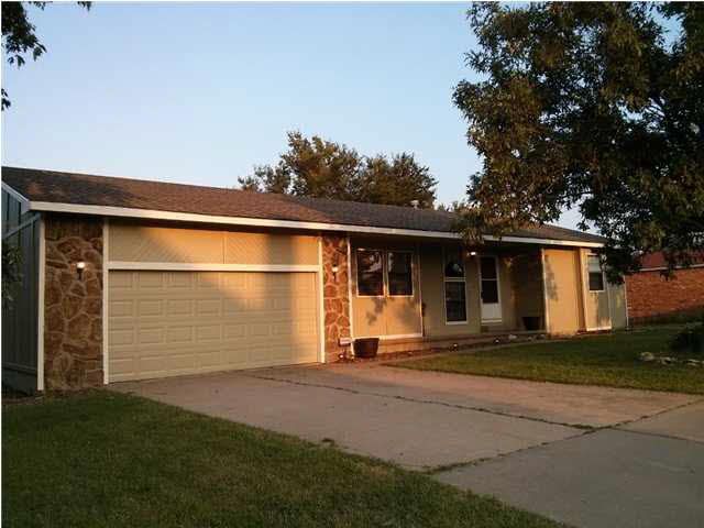 830 S Surrey Ln, Maize, KS 67101