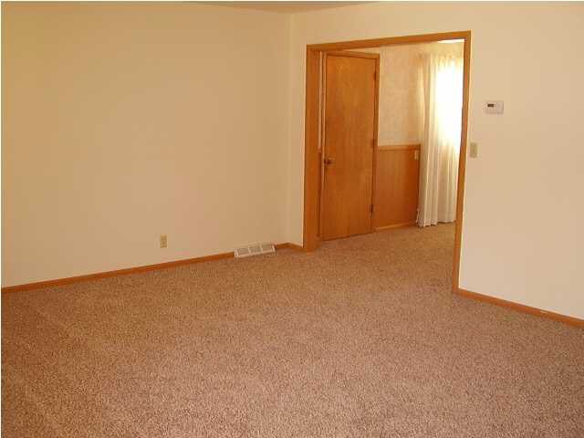 130 Hemlock Ln, Newton, KS 67114