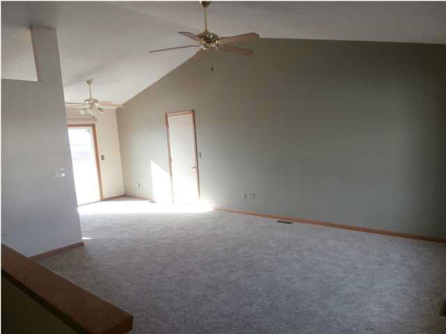 215 Wheatridge Dr, Newton, KS 67114