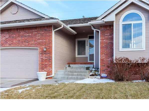 520 S Creekside Ct, Derby, KS 67037