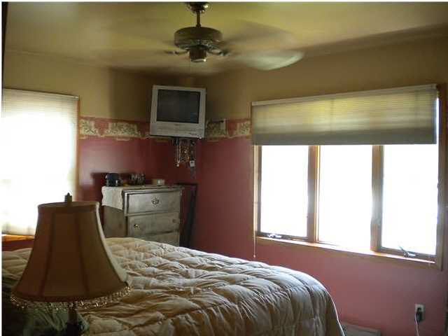 722 Spruce St, Halstead, KS 67056