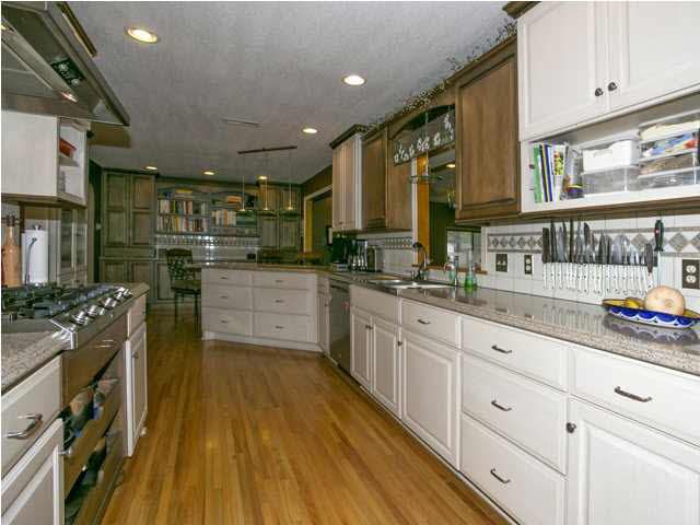 5 S Drury Ln, Eastborough, KS 67207