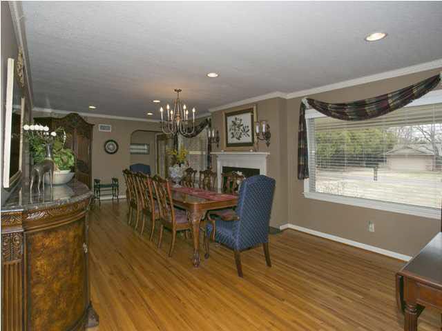 5 S Drury Ln, Eastborough, KS 67207
