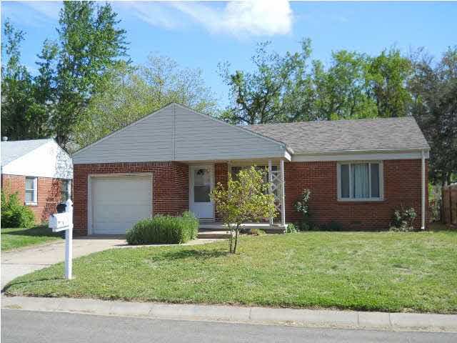 320 E Spencer Dr, Haysville, KS 67060