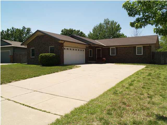 8619 E Cherry Creek Ct, Wichita, KS 67207