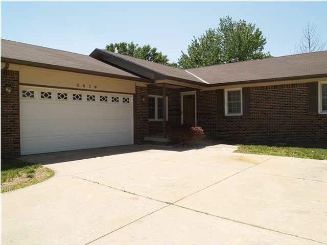 8619 E Cherry Creek Ct, Wichita, KS 67207