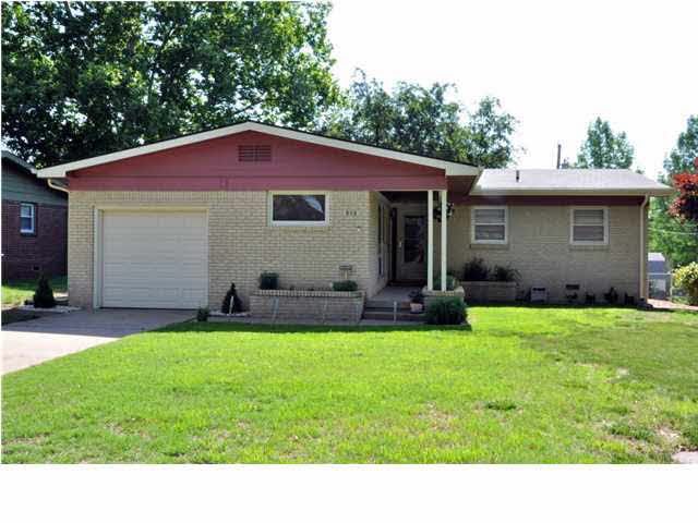 606 N Riverdale Dr, Mulvane, KS 67110