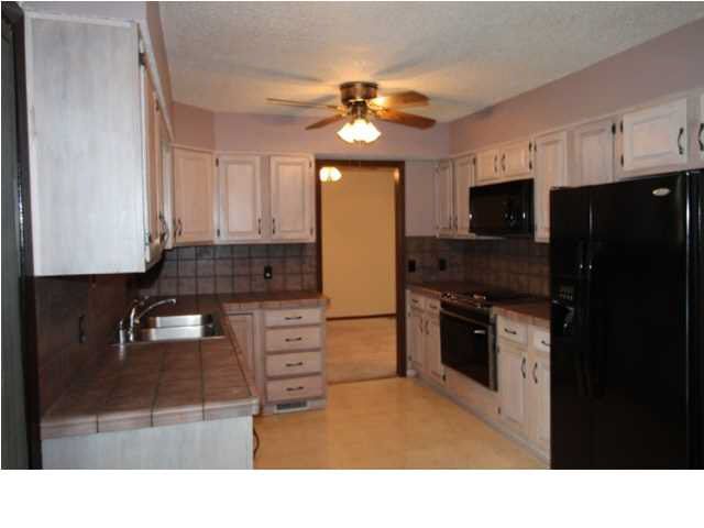 9525 E Lincoln Ct, Wichita, KS 67207