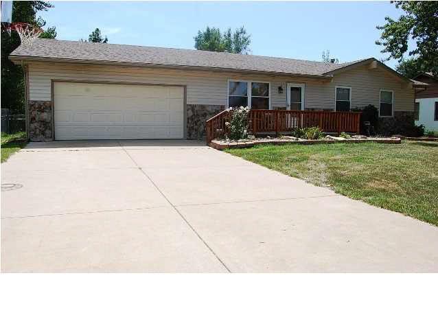 821 E 2nd Cir, Douglass, KS 67039