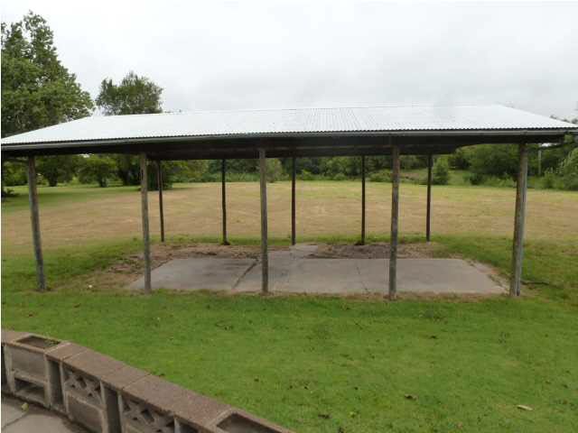 703 E 3rd St, Newton, KS 67114