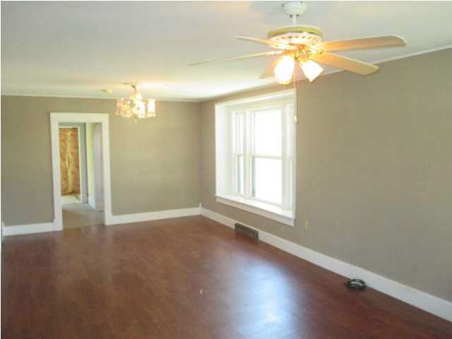 115 SE 5th St, Newton, KS 67114