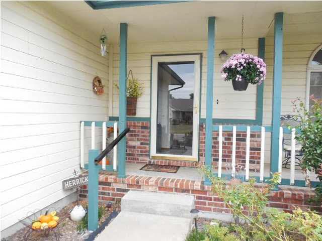 220 W Tall Tree Rd, Derby, KS 67037