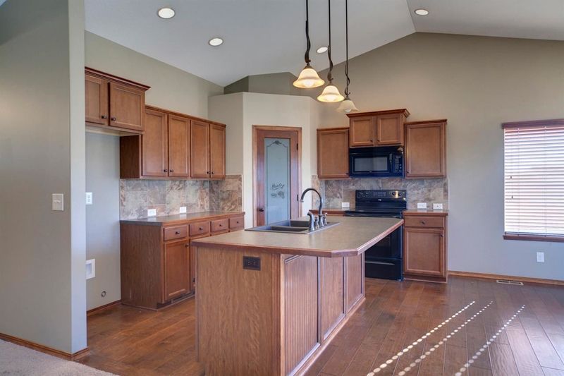 713 W Greenleaf Ct, Andover, KS 67002