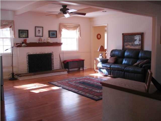 8215 E Morningside Dr, Wichita, KS 67207
