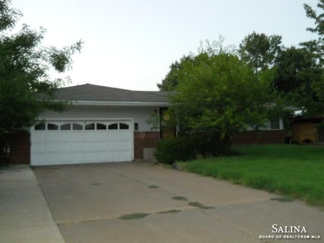 2031 Ruskin Rd, Salina, KS 67401