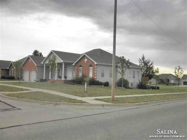 529 Pine Rg, Salina, KS 67401