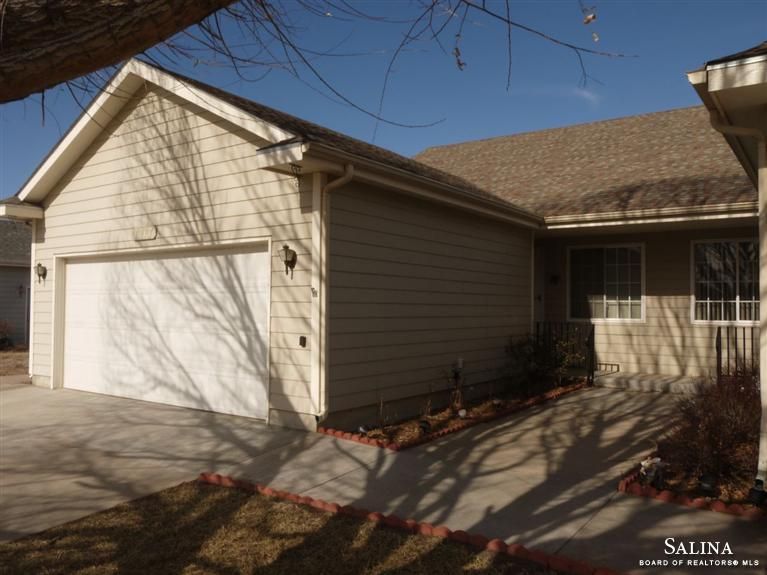 1217 Sierra Dr, Salina, KS 67401