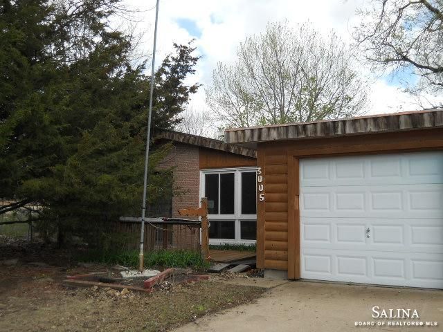 3005 Castle Ct, Salina, KS 67401