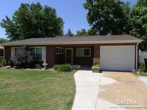 736 Morningside Dr, Salina, KS 67401