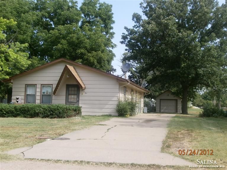 205 E 1st St, Solomon, KS 67480