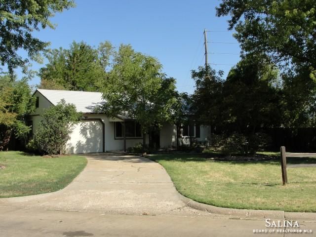 1504 Arapahoe Ave, Salina, KS 67401