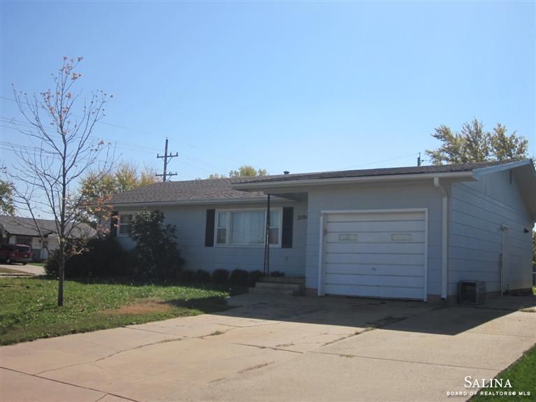 2194 Nottingham Dr, Salina, KS 67401