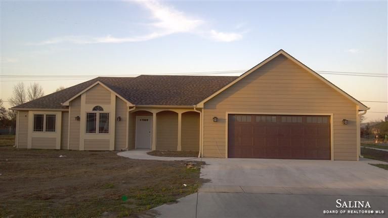 1523 Sky Ct, Salina, KS 67401