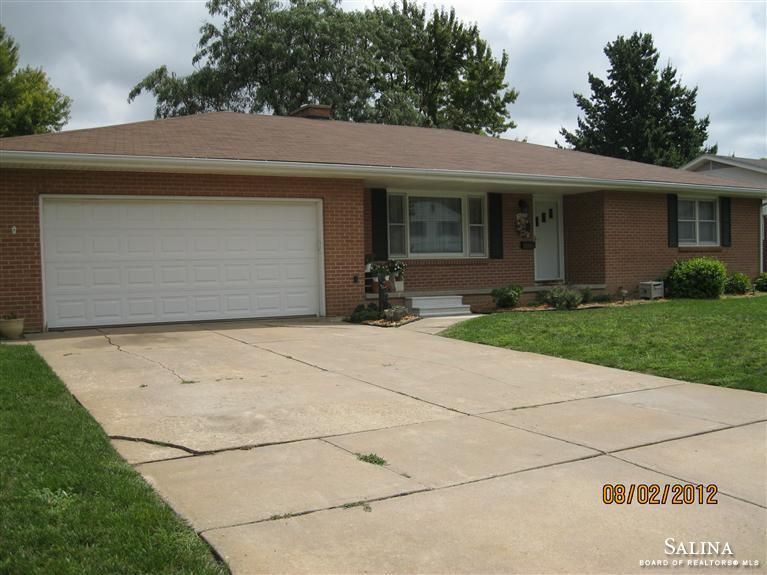 2071 Raymond, Salina, KS 67401