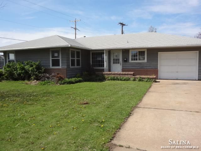 803 Mellinger Dr, Salina, KS 67401