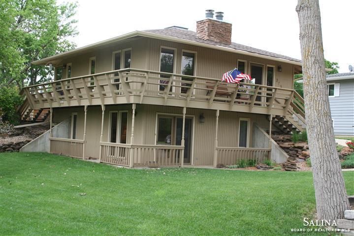 225 Seitz Dr, Salina, KS 67401
