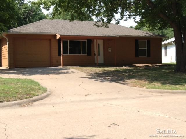 1521 Arapahoe St, Salina, KS 67401
