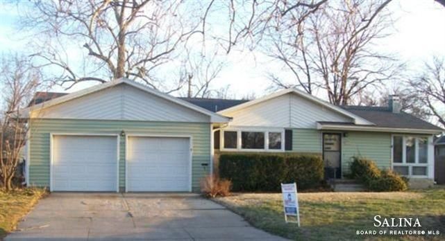 820 Manor Rd, Salina, KS 67401