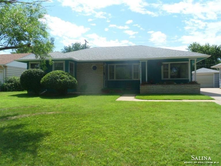 1822 Simmons St, Salina, KS 67401