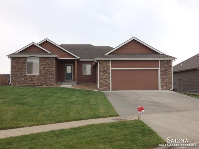 1724 Eaglecrest Ave, Salina, KS 67401