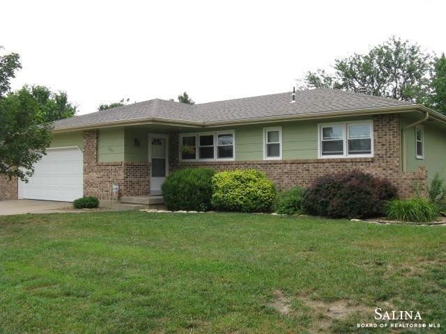 320 E Neal Ave, Salina, KS 67401