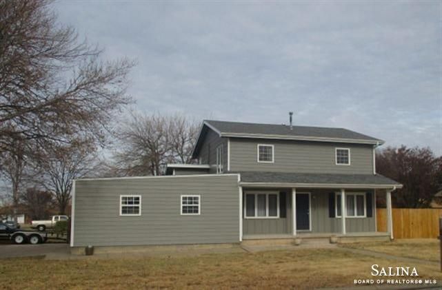 203 Gail Dr, Salina, KS 67401