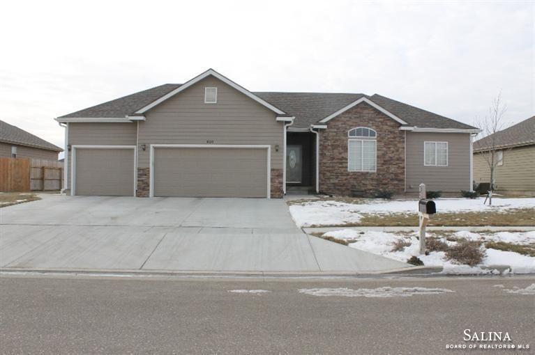 820 Joanie Ln, Salina, KS 67401